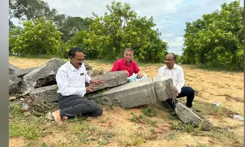 మోటుపల్లిలో కూలిపోయిన 400 ఏళ్ల నాటి మండపం..