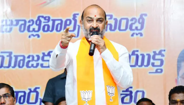 బీజేపీ అంటేనే సీఎం కేసీఆర్కు భయం: ఎంపీ Bandi Sanjay బీజేపీ అంటేనే సీఎం కేసీఆర్కు భయం: ఎంపీ Bandi Sanjay