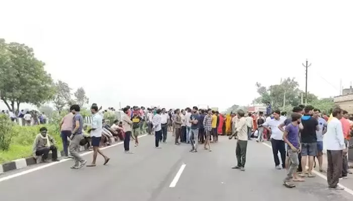 యాక్సిడెంట్ బాధితులను కాపాడబోయి ఎదురుగా వస్తున్న ట్రక్కుకు బలయ్యారు యాక్సిడెంట్ బాధితులను కాపాడబోయి ఎదురుగా వస్తున్న ట్రక్కుకు బలయ్యారు