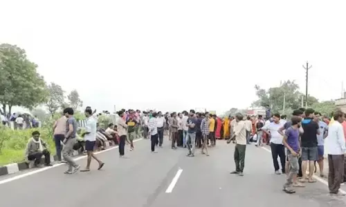 యాక్సిడెంట్ బాధితులను కాపాడబోయి ఎదురుగా వస్తున్న ట్రక్కుకు బలయ్యారు