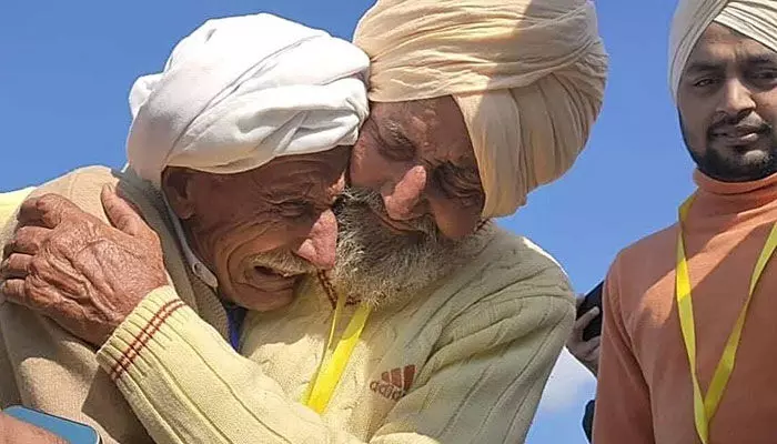 75 ఏళ్ల తర్వాత కలుసుకున్న అన్నదమ్ములు.. ఈసారి శాశ్వతంగా విడిపోయారు 75 ఏళ్ల తర్వాత కలుసుకున్న అన్నదమ్ములు.. ఈసారి శాశ్వతంగా విడిపోయారు