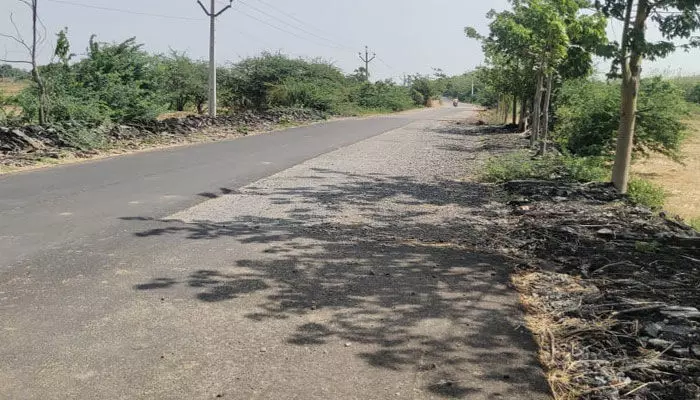 అసంపూర్తిగా రోడ్డు నిర్మాణం... వాహనదారుల ఆగ్రహం అసంపూర్తిగా రోడ్డు నిర్మాణం... వాహనదారుల ఆగ్రహం