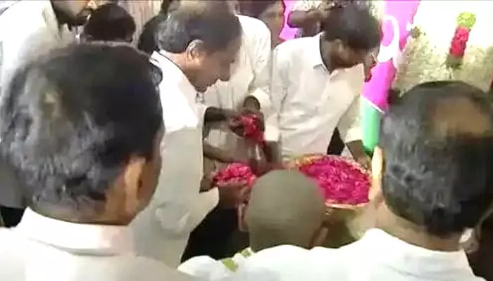 KCR : సాయి చందుకు కేసీఆర్ నివాళి KCR : సాయి చందుకు కేసీఆర్ నివాళి