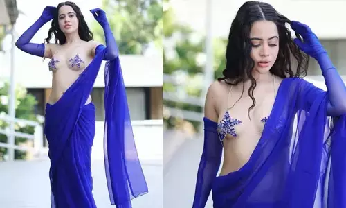 నగ్నంగా రోడ్డెక్కిన స్టార్ నటి.. హాట్ ఫోజులతో పబ్లిక్‌గా హల్‌చల్