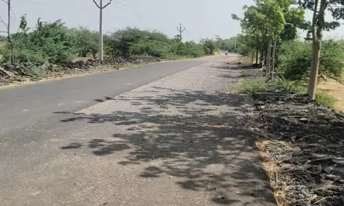 అసంపూర్తిగా రోడ్డు నిర్మాణం... వాహనదారుల ఆగ్రహం