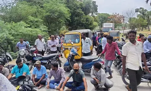 అసంపూర్తిగా రోడ్డు పనులు.. కాలనీ వాసుల రాస్తారోకో