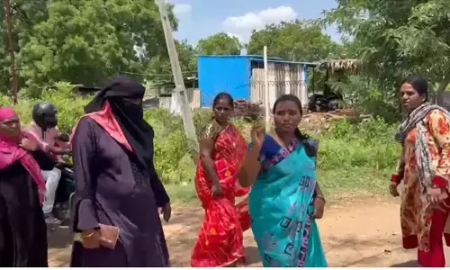 ఈ మైనార్టీ పాఠశాల మా కొద్దు..విద్యార్థినుల తల్లిదండ్రులు