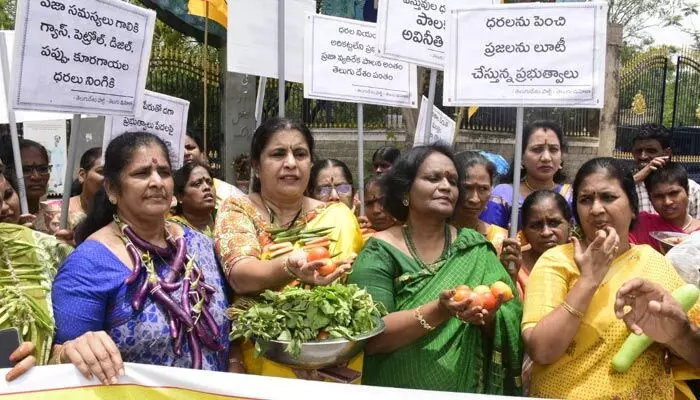 నిత్యావసర వస్తువుల ధరలను తగ్గించాలి.. తెలుగు మహిళా విభాగం రాష్ట్ర అధ్యక్షురాలు షకీలారెడ్డి నిత్యావసర వస్తువుల ధరలను తగ్గించాలి.. తెలుగు మహిళా విభాగం రాష్ట్ర అధ్యక్షురాలు షకీలారెడ్డి