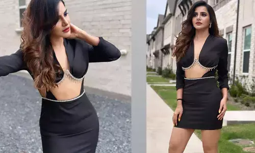 Ashu Reddy Hot pics : బ్లాక్ టాప్‌లో  మంటలు రేపుతూ  సోషల్ మీడియాను షేక్ చేస్తున్న అషు రెడ్డి