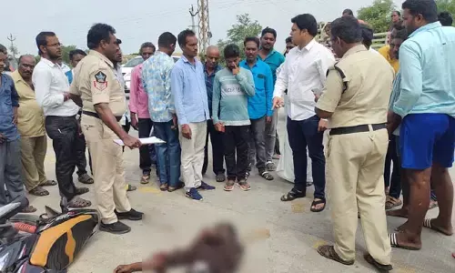 బైక్‌ను ఢీకొట్టిన టెంపో వాహనం.. ఇద్దరు విద్యార్థుల దుర్మరణం
