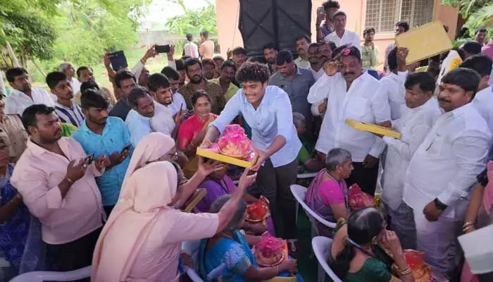 మనవడిలా మీకు సేవ చేస్తా.. వృద్ధులతో మంత్రి కేటీఆర్ తనయుడు Himanshu Rao Kalvakuntla మనవడిలా మీకు సేవ చేస్తా.. వృద్ధులతో మంత్రి కేటీఆర్ తనయుడు Himanshu Rao Kalvakuntla