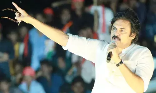 లెక్క తప్పింది..  పవన్​ వ్యాఖ్యల పై వాలంటీర్ల నిరసన..