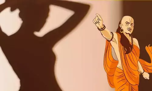 Chanakya neeti : స్త్రీలు స్నానం చేయకుండా అస్సలే చేయకూడని పనులు ఇవేనంట?!