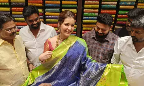 Raashi Khanna : సూర్యాపేటలో సినీ నటి రాశీ ఖన్నా సందడి..
