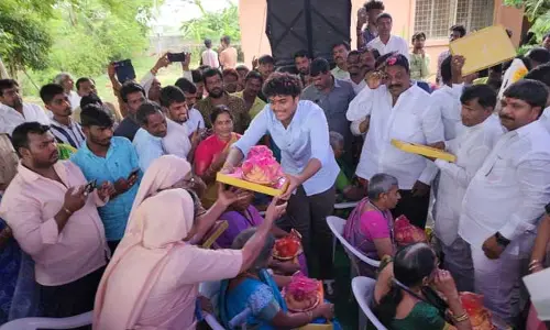 మనవడిలా మీకు సేవ చేస్తా.. వృద్ధులతో మంత్రి కేటీఆర్ తనయుడు Himanshu Rao Kalvakuntla