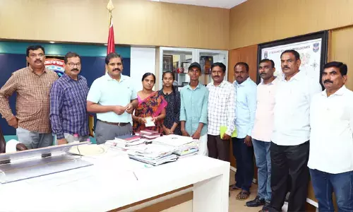 హెడ్​ కానిస్టేబుల్​ కుటుంబానికి బ్యాచ్​ మేట్ల చేయూత