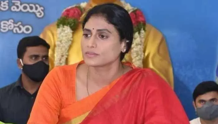 ఆ దంపతులను పొట్టనపెట్టుకున్న పాపం కేసీఆర్దే: YS Sharmila ఆ దంపతులను పొట్టనపెట్టుకున్న పాపం కేసీఆర్దే: YS Sharmila