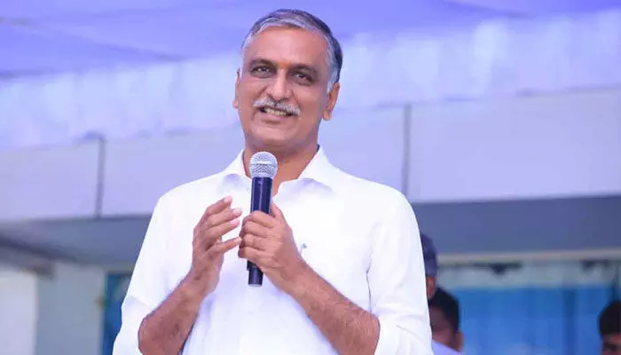 పిచ్చోని చేతిలో రాయిలా మారింది రాష్ట్రంలో కాంగ్రెస్ పరిస్థితి.. మంత్రి హరీశ్ రావు పిచ్చోని చేతిలో రాయిలా మారింది రాష్ట్రంలో కాంగ్రెస్ పరిస్థితి.. మంత్రి హరీశ్ రావు