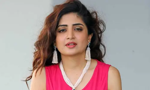 నకిలీ నాయకులు గొంతు చించుకుంటున్నారు నమ్మొద్దు: Poonam Kaur సంచలన ట్వీట్