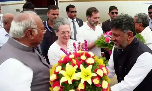 బెంగళూరుకు చేరుకున్న సోనియా, రాహుల్, ఖర్గే.. స్వాగతం పలికిన సిద్ధరామయ్య, డీకే