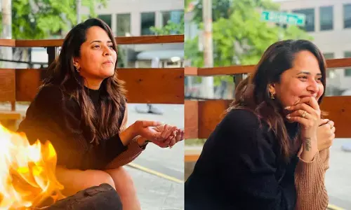 బ్లాక్ డ్రెస్‌లో చెలరేగిపోతున్న అనసూయ..