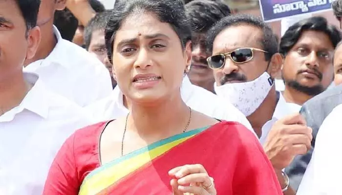 ఉద్యోగాల కల్పనపై కేసీఆర్ ప్రభుత్వానికి దమ్ముంటే శ్వేతపత్రం ఇవ్వాలి: YS Sharmila ఉద్యోగాల కల్పనపై కేసీఆర్ ప్రభుత్వానికి దమ్ముంటే శ్వేతపత్రం ఇవ్వాలి: YS Sharmila
