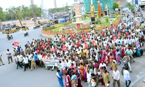 పంచాయతీ కార్మికులపై.. కనికరం చూపండి!