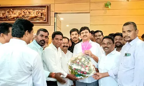పొంగులేటి శ్రీనివాస్ రెడ్డిని కలిసిన కాంగ్రెస్ నాయకులు