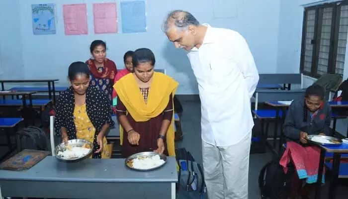 భోజనం ఏలా ఉందమ్మా.. మెనూ ప్రకారం ఇస్తున్నారా..? : కేజీబీవీ విద్యార్ధినులను ఆరా తీసిన:Minister Harish Rao భోజనం ఏలా ఉందమ్మా.. మెనూ ప్రకారం ఇస్తున్నారా..? : కేజీబీవీ విద్యార్ధినులను ఆరా తీసిన:Minister Harish Rao