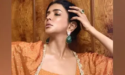 Manchu Lakshmi అరాచకం.. ఇంట్లో ప్యాంట్‌ విప్పేసి..