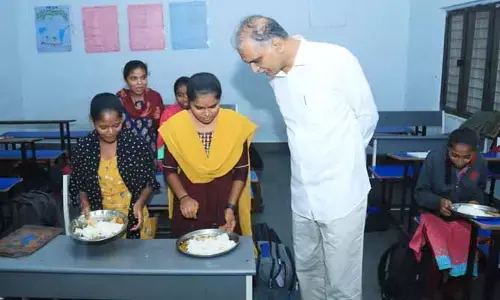 భోజనం ఏలా ఉందమ్మా.. మెనూ ప్రకారం ఇస్తున్నారా..? : కేజీబీవీ విద్యార్ధినులను ఆరా తీసిన:Minister Harish Rao