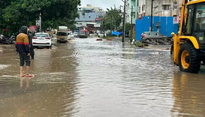 Hyderabad rains: వర్షాలతో స్థంభించిన జనజీవనం