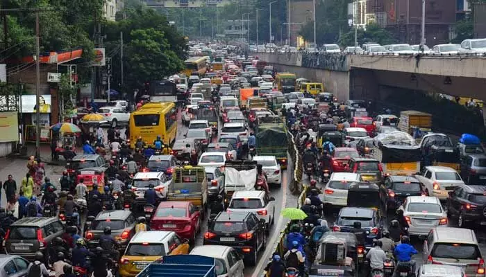 Hyderabad rains: కుండపోత వర్షం.. నగరంలో కిలోమీటర్ల మేర ట్రాఫిక్ జామ్ Hyderabad rains: కుండపోత వర్షం.. నగరంలో కిలోమీటర్ల మేర ట్రాఫిక్ జామ్