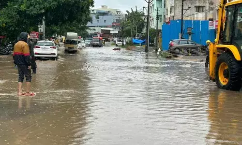 Hyderabad rains: వర్షాలతో స్థంభించిన జనజీవనం