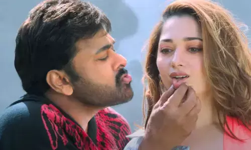 నీకు నాకు డేటింగ్ అంటూ తమన్నా పెదవి గిల్లిన చిరు.. (వీడియో)