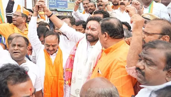 BJP రాష్ట్ర అధ్యక్షుడిగా బాధ్యతలు తీసుకున్న కిషన్ రెడ్డి (వీడియో) BJP రాష్ట్ర అధ్యక్షుడిగా బాధ్యతలు తీసుకున్న కిషన్ రెడ్డి (వీడియో)