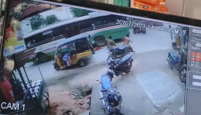 బస్సు టైర్ కింద తల పెట్టిన మహిళ.. చివరికి ఏం జరిగిందంటే? బస్సు టైర్ కింద తల పెట్టిన మహిళ.. చివరికి ఏం జరిగిందంటే?