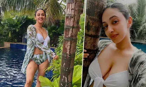 Akansha Ranjan  : ఆకాంక్ష అందాల విందు.. ఫ్యాన్స్‌కు బికినీ ట్రీట్..