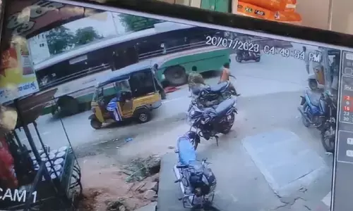బస్సు టైర్ కింద తల పెట్టిన మహిళ.. చివరికి ఏం జరిగిందంటే?