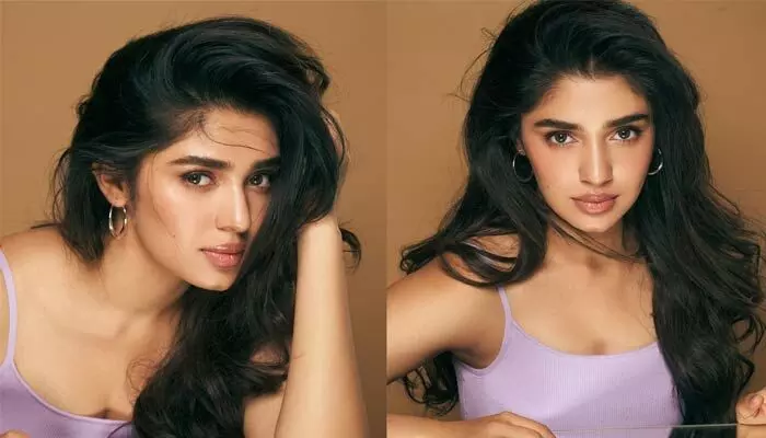 వర్షంలో ‘బార్బీ బొమ్మ’గా మారిపోయిన కృతి శెట్టి.. అందాలకు కుర్రకారు ఫిదా వర్షంలో ‘బార్బీ బొమ్మ’గా మారిపోయిన కృతి శెట్టి.. అందాలకు కుర్రకారు ఫిదా
