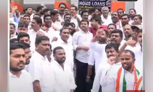 గాంధీ భవన్ ముందు పొన్నం అనుచరుల ధర్నా