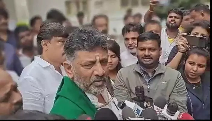 మా ప్రభుత్వాన్ని అస్థిరపరిచేందుకు కుట్రలు.. కర్ణాటక డిప్యూటీ సీఎం డీకే శివకుమార్ మా ప్రభుత్వాన్ని అస్థిరపరిచేందుకు కుట్రలు.. కర్ణాటక డిప్యూటీ సీఎం డీకే శివకుమార్