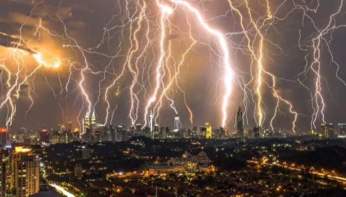 Telangana weather update: అత్తాపూర్లో అపార్ట్మెంట్పై పిడుగు పాటు Telangana weather update: అత్తాపూర్లో అపార్ట్మెంట్పై పిడుగు పాటు
