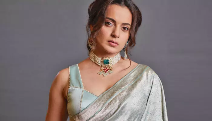 అప్పుడే పుట్టిన బాబును ఎత్తుకొని మురిసిపోతున్న కంగనా రనౌత్.. పోస్ట్ వైరల్ అప్పుడే పుట్టిన బాబును ఎత్తుకొని మురిసిపోతున్న కంగనా రనౌత్.. పోస్ట్ వైరల్