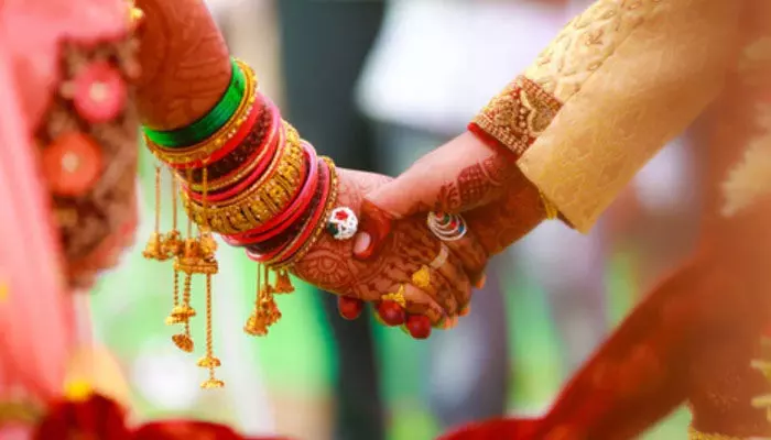 అక్కడ అన్నాచెల్లి పెళ్లి చేసుకుని పిల్లలను కంటున్న వైనం.. కారణమేంటంటే? అక్కడ అన్నాచెల్లి పెళ్లి చేసుకుని పిల్లలను కంటున్న వైనం.. కారణమేంటంటే?