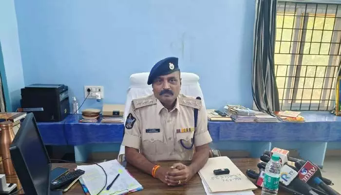 మహిళపై అసభ్యకరంగా ప్రవర్తించిన హోంగార్డ్ సస్పెండ్ మహిళపై అసభ్యకరంగా ప్రవర్తించిన హోంగార్డ్ సస్పెండ్