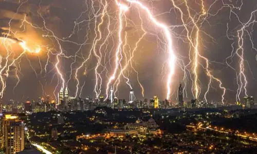 Telangana weather update: అత్తాపూర్‌లో అపార్ట్మెంట్‌పై పిడుగు పాటు