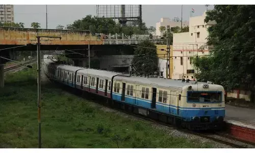 ఒకే ట్రాక్‌పై ఎదురెదురుగా లోకల్ రైళ్లు.. తప్పిన పెను ప్రమాదం