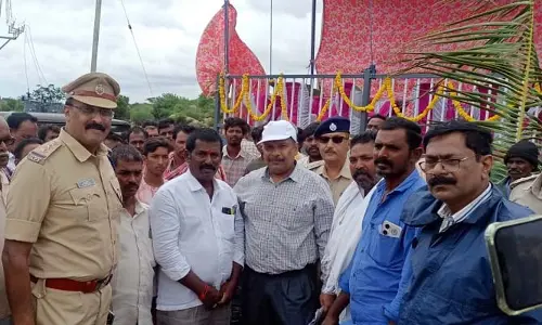 ప్యాసింజర్ రైళ్లను నిలిపేలా చూడండి.. గుంతకల్లు డీఆర్ఎంకు గ్రామస్థుల వినతి