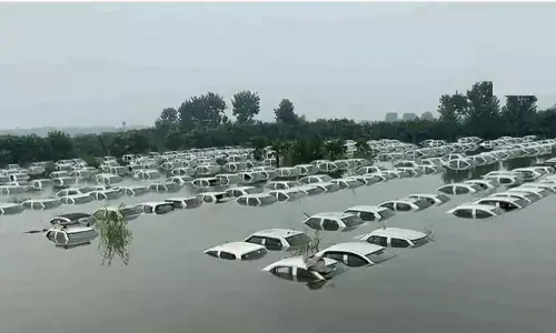 గ్రేటర్ నోయిడాలో నీట మునిగిన కార్లు (వీడియో)